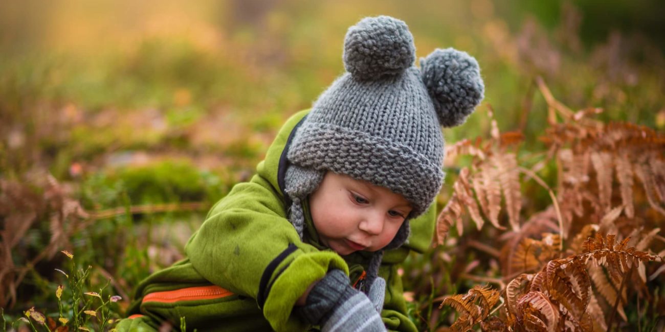 un enfant découvre la nature